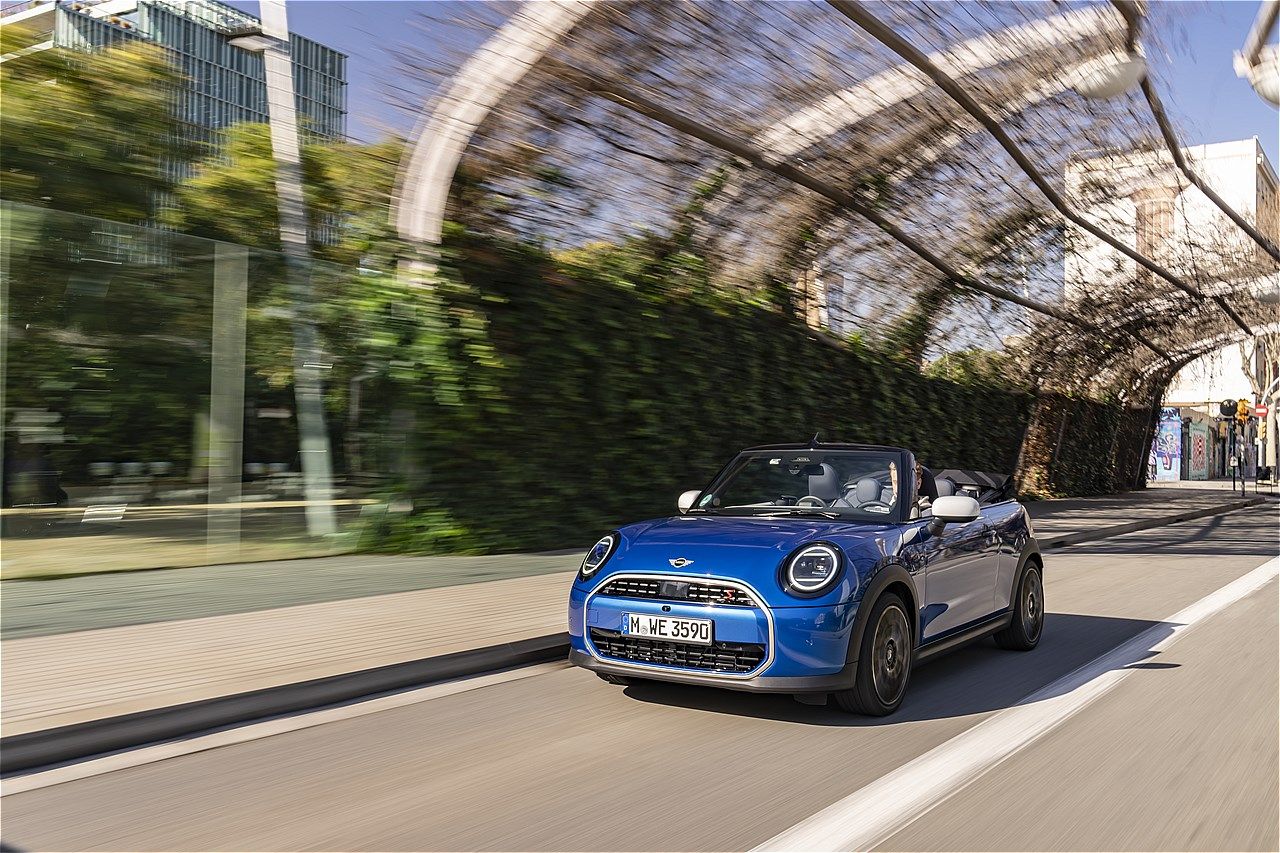 MINI（ミニ）の新型「ミニ・クーパー・コンバーチブルS」（写真：MINI）