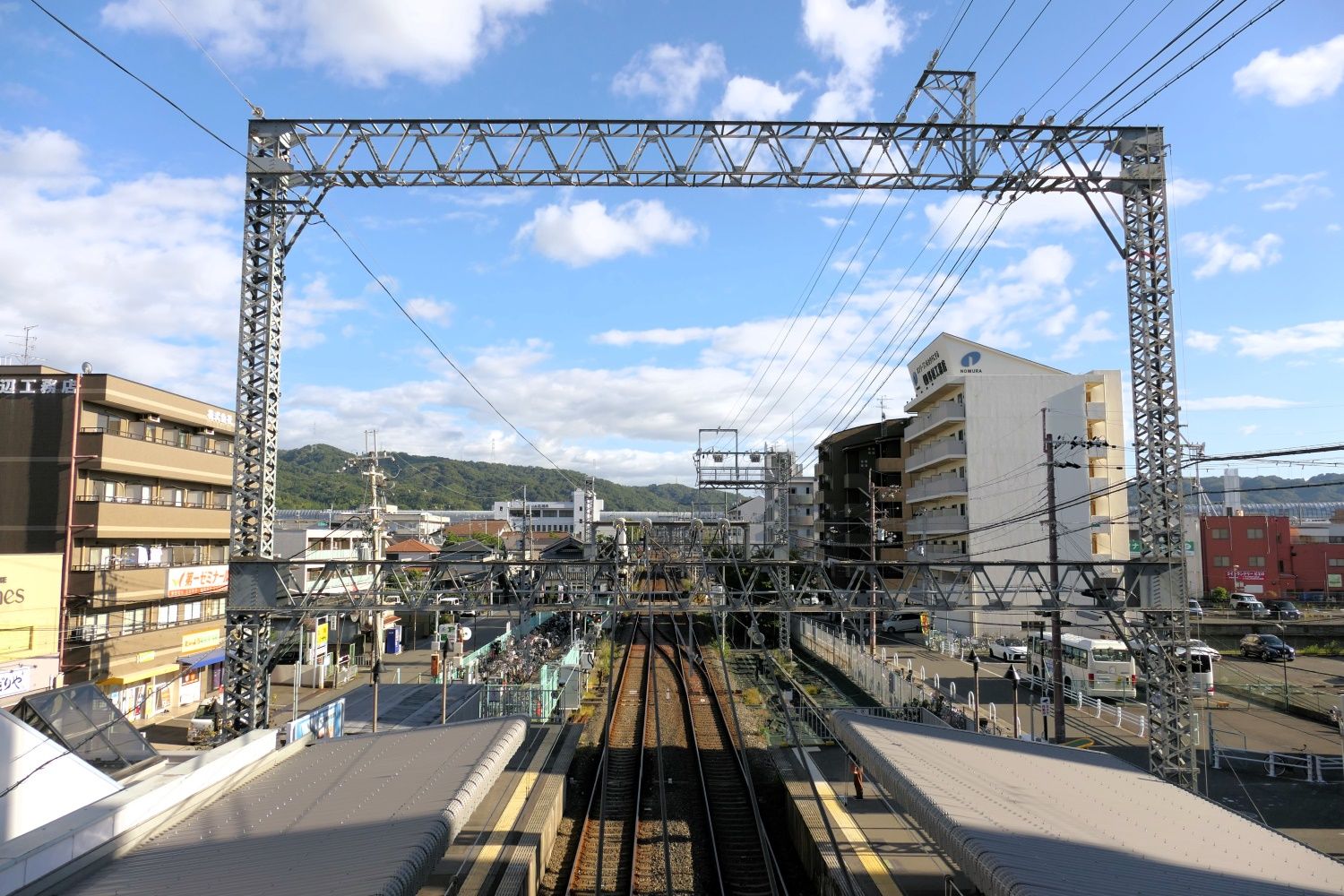 交野市駅の橋上から見た私市方面（記者撮影）