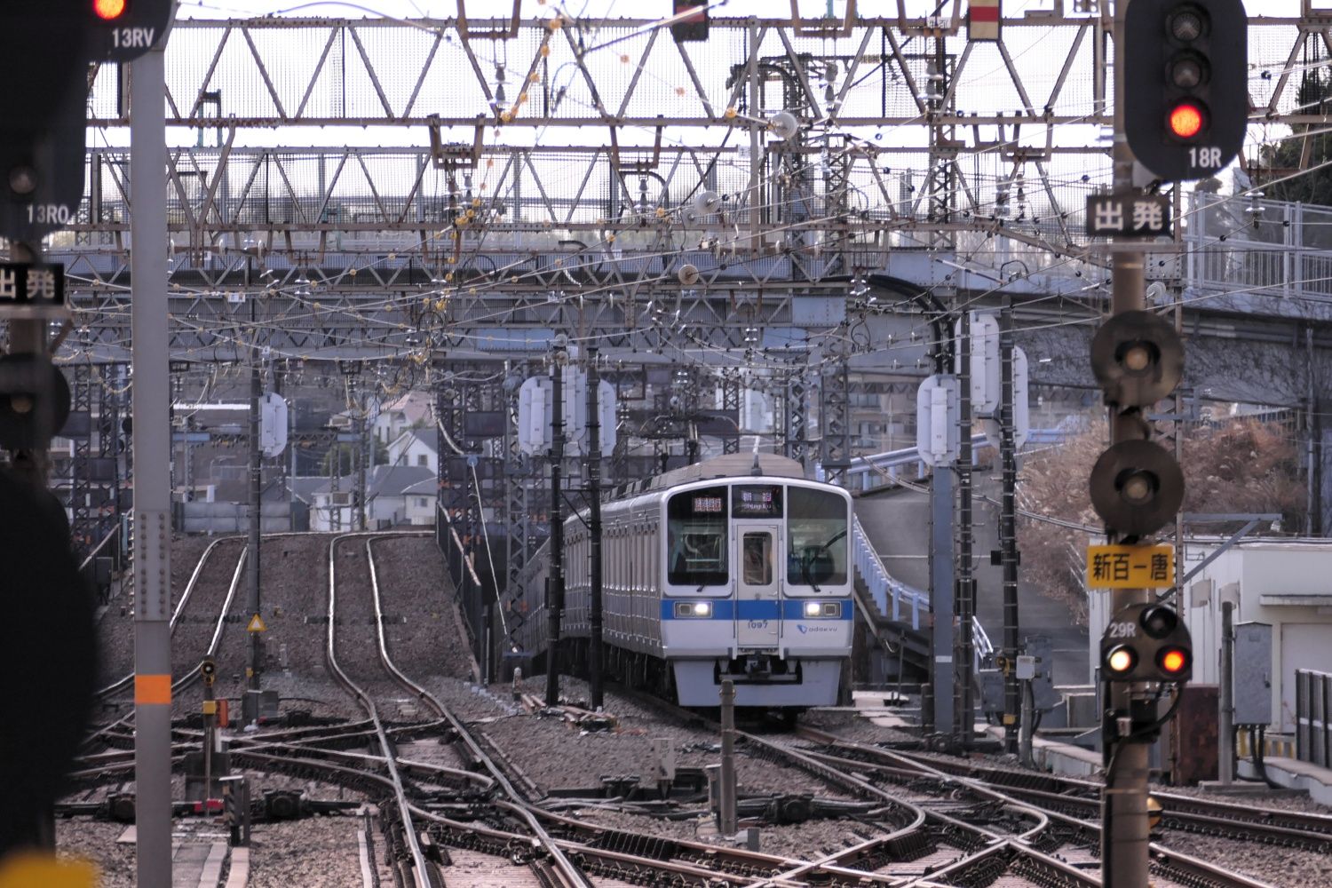 新百合ヶ丘駅に入線する快速急行新宿行き（記者撮影）