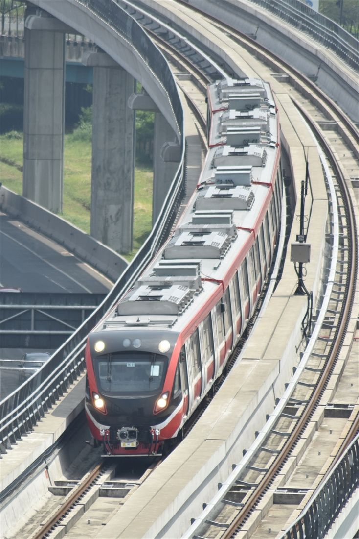 2023年8月開業予定のLRT Jabodebek用車両。INKAがCAF、シーメンス等の技術で製造したが、今回の中古車両輸入是非を問う議論では話題に上がらなかった（筆者撮影）