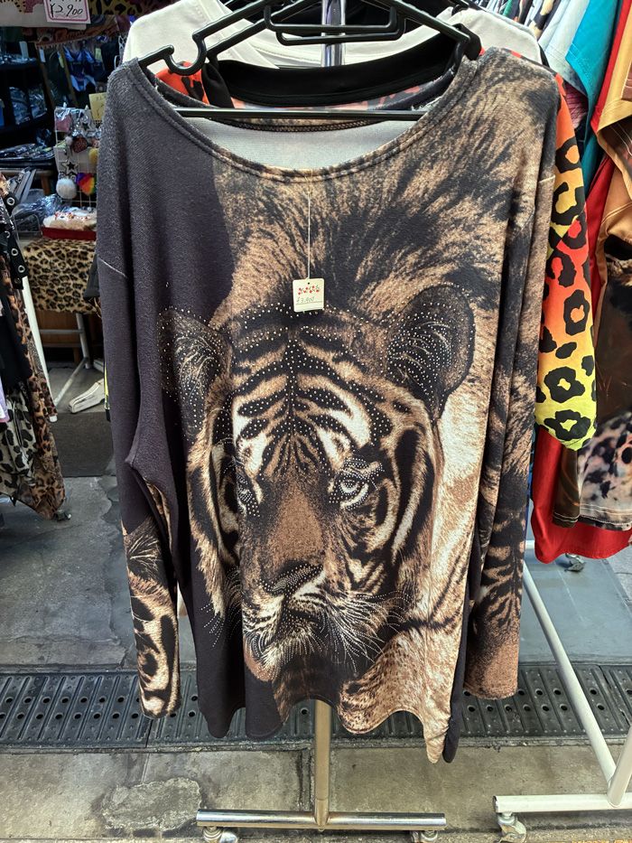 「ガンをつけてくる」トラ柄カットソー（筆者撮影）