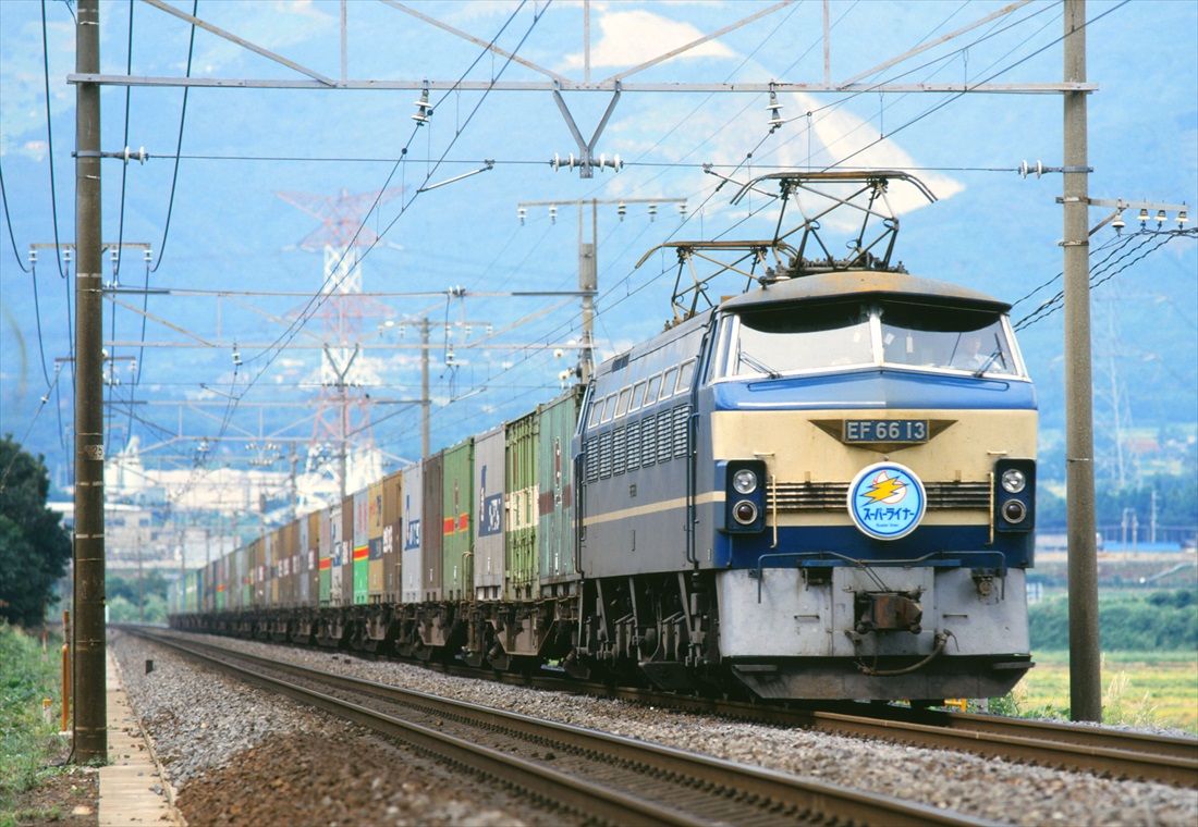 「スーパーライナー」のヘッドマークを付けて高速コンテナ貨物列車を牽引するEF66形＝1987年（撮影：南正時）