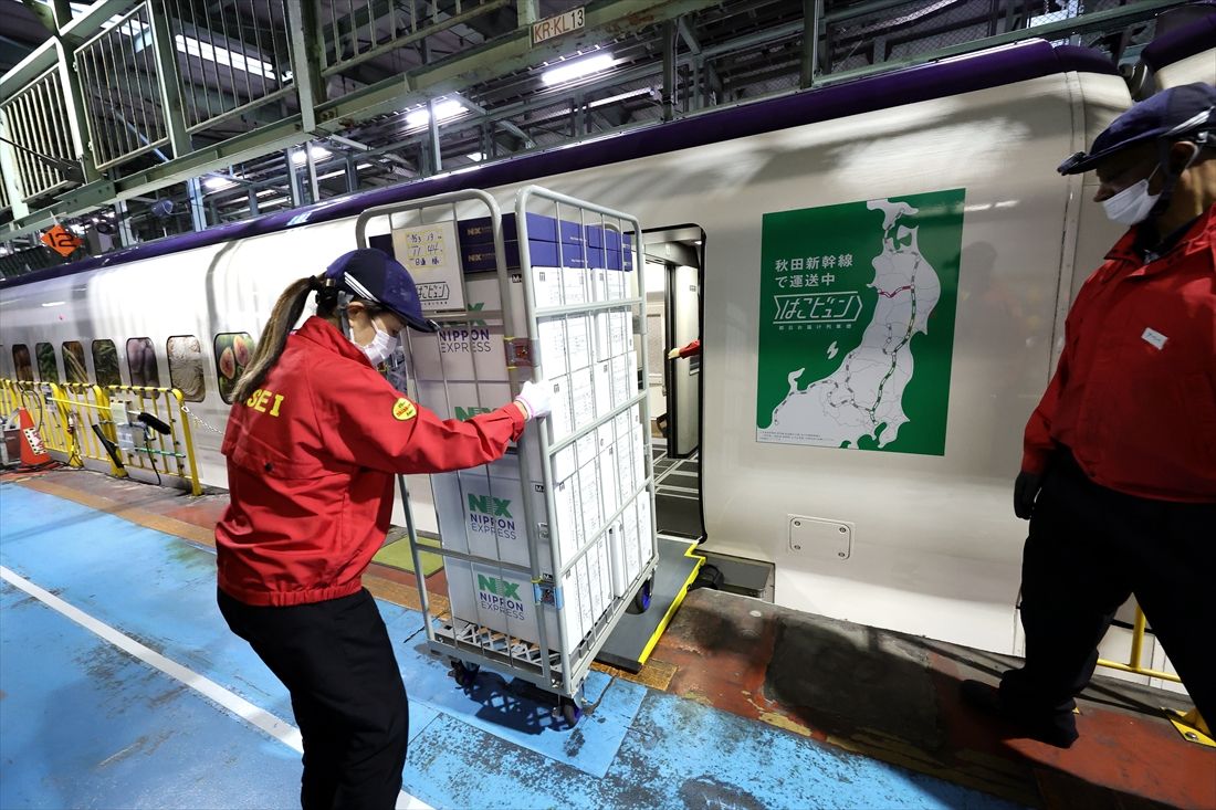 運行開始初日の様子。車両から荷物を載せた台車を下ろすスタッフ＝2026年3月23日（撮影：尾形文繁）