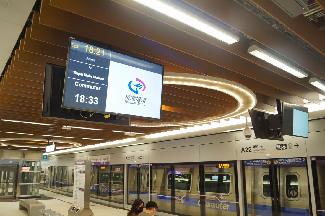 空港MRTの新駅「老街渓」駅開業日の様子。同線には快速（直達車）もあるが延伸開業区間は普通列車のみ乗り入れる（筆者撮影）