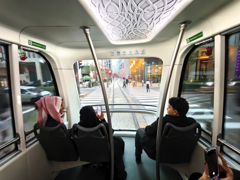 ムシェイレブトラムは進行方向が決まっていて後部は展望席（筆者撮影）