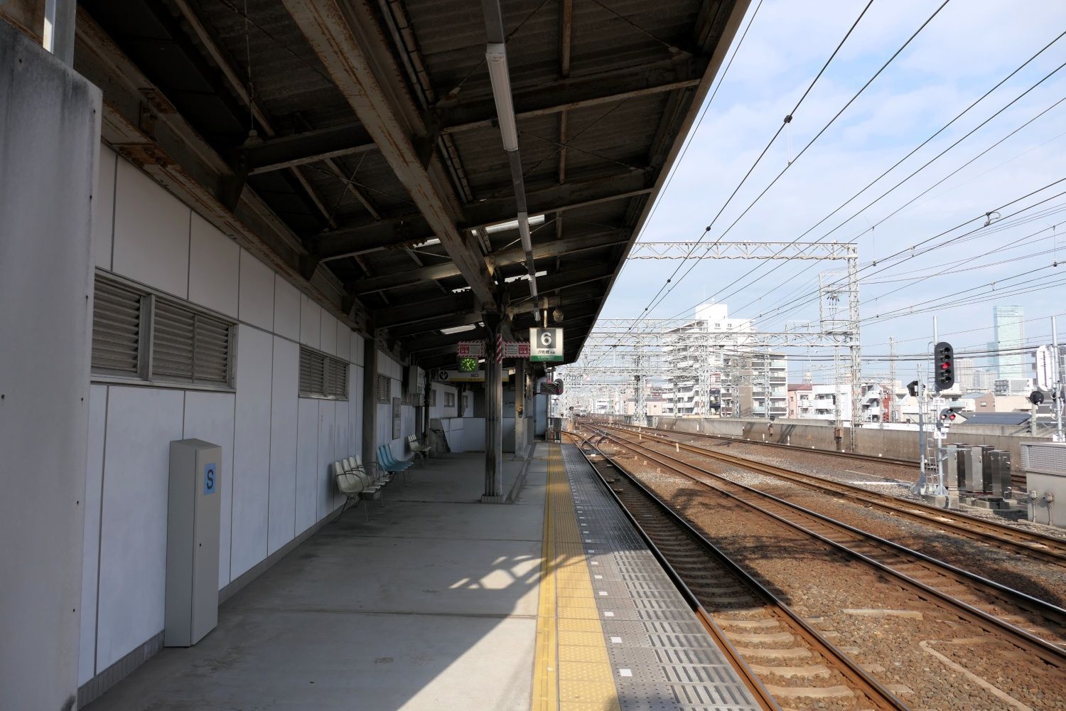 いちばん西の6番のりばは汐見橋線のホーム（記者撮影）