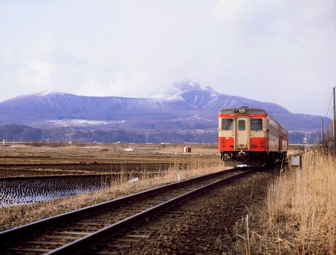 有珠山をバックに走る胆振線（1986年廃止）の列車（撮影：南正時）