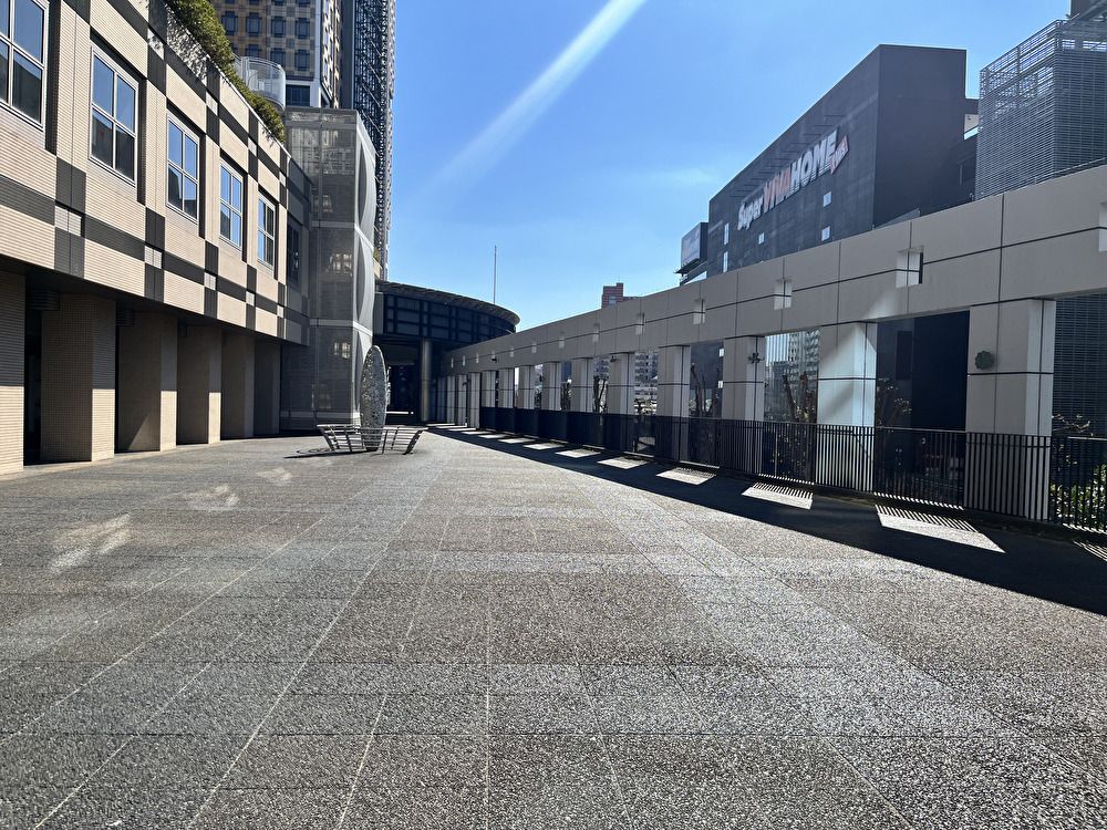 さいたま新都心駅から続く歩行者デッキは広々としていて、保育園児たちのお散歩コースにもなっている（筆者撮影）