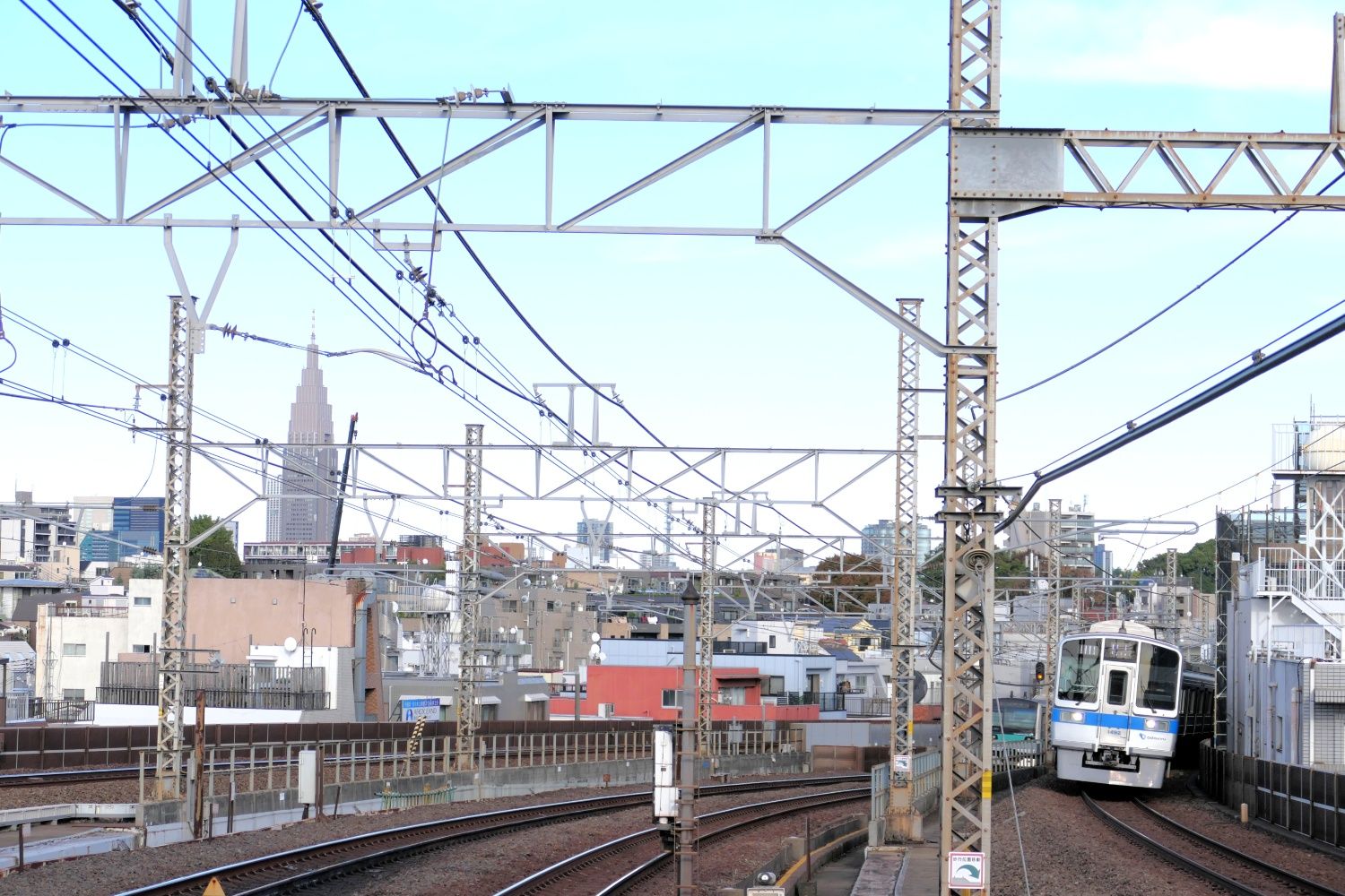 駅東側。4本の線路は外側が小田急線。内側が千代田線（記者撮影）