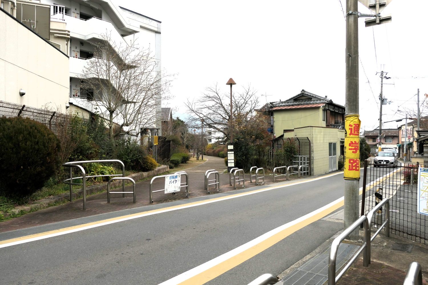 旧御陵駅から先は専用軌道だった。遊歩道には当時をイメージした枕木も（記者撮影）