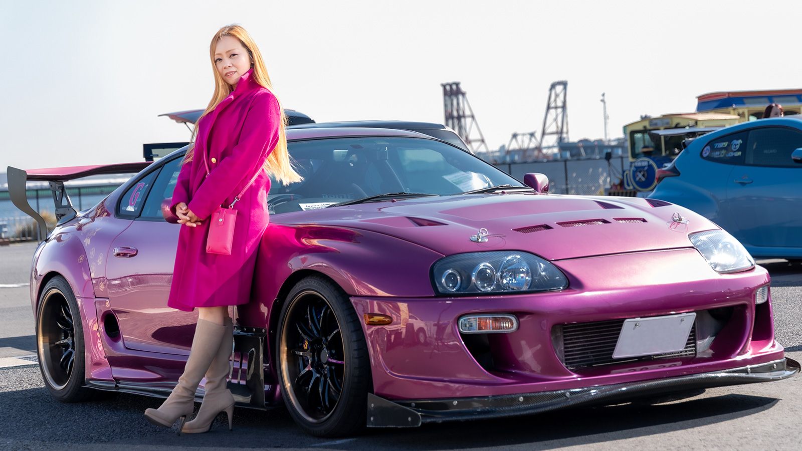 ガールズ・カー・コレクションを主催するNAOさんと、愛車のA80型スープラ（写真：三木 宏章）