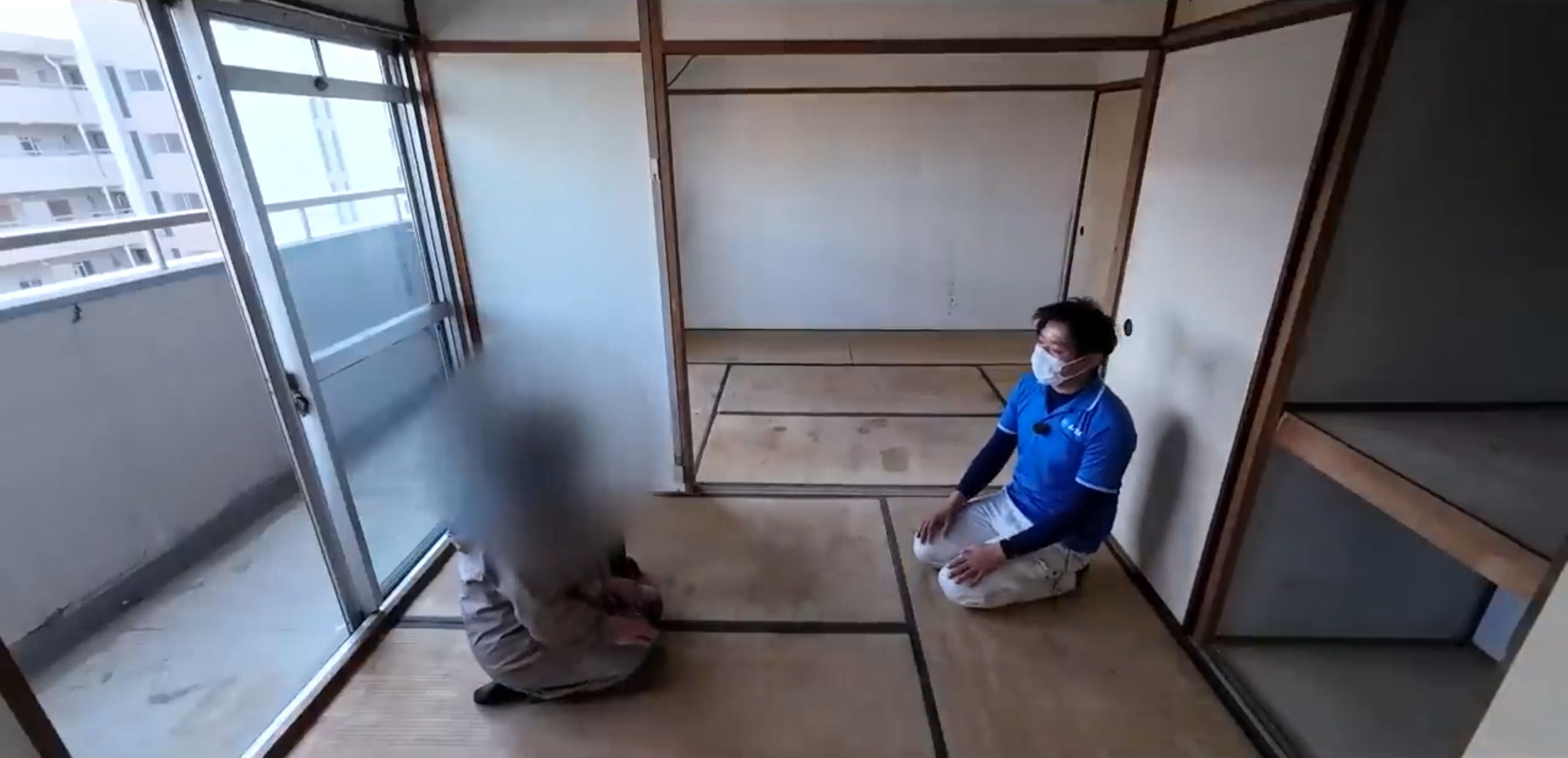 「自分たちだけではとても片付けられなかった」と話す依頼者（写真：「イーブイ片付けチャンネル」より）