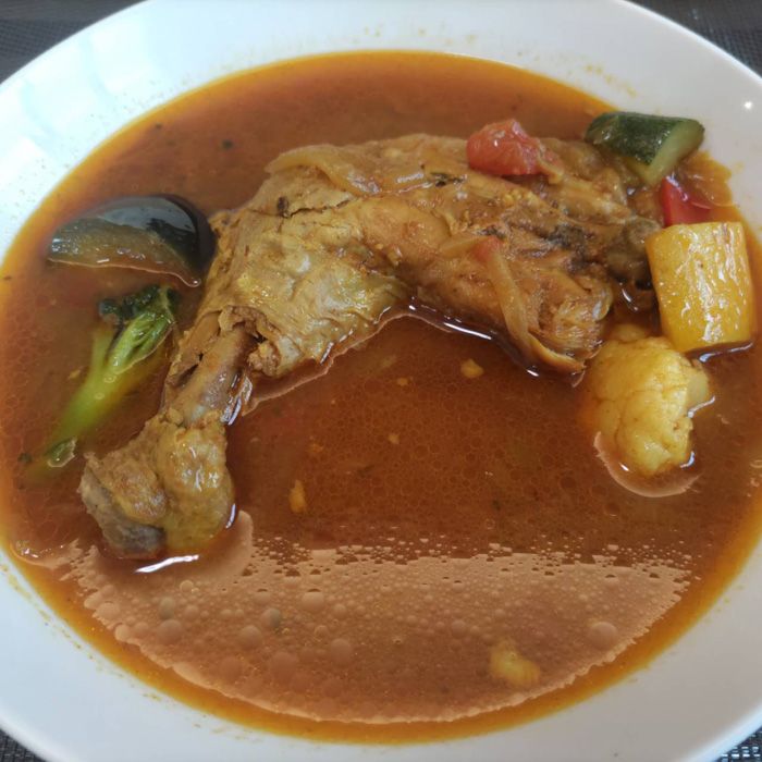 解凍した完成品。大きめのチキン、スープもたっぷり。大人向けの美味しいカレーだった（著者撮影） 
