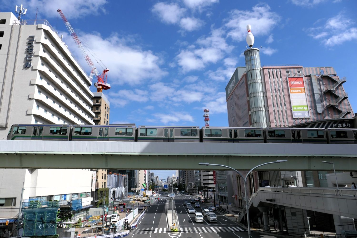 阪神本線が地下を走る国道2号。画面奥が大阪方面（編集部撮影）