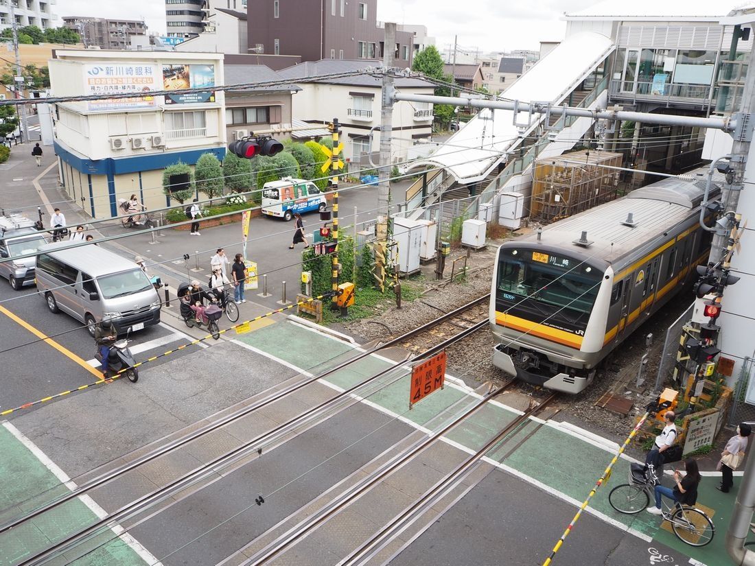 鹿島田駅付近を走る南武線の電車。同駅は横須賀線の新川崎駅に近い（編集部撮影）