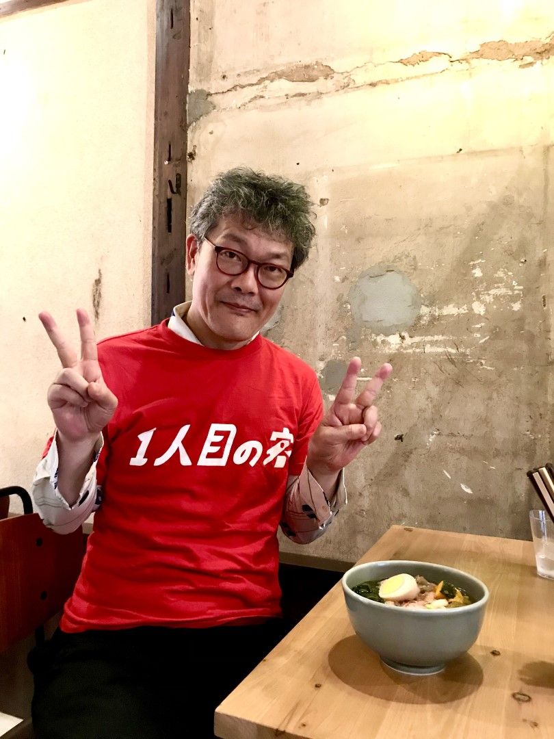 2024年8月23日、「まなあそ食堂」の1人目の客になった涌井さん。「『そのTシャツ、めっちゃいいっすね！』『オープンしたお店の1人目の客になるのを趣味にしてまして』（ブログより）（写真：涌井さん提供）