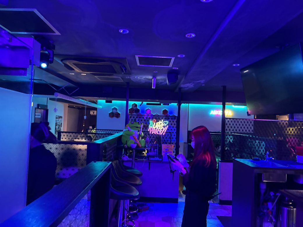 『相席屋 歌舞伎町店』の内観。照明も相まってラウンジのような雰囲気に（筆者撮影）