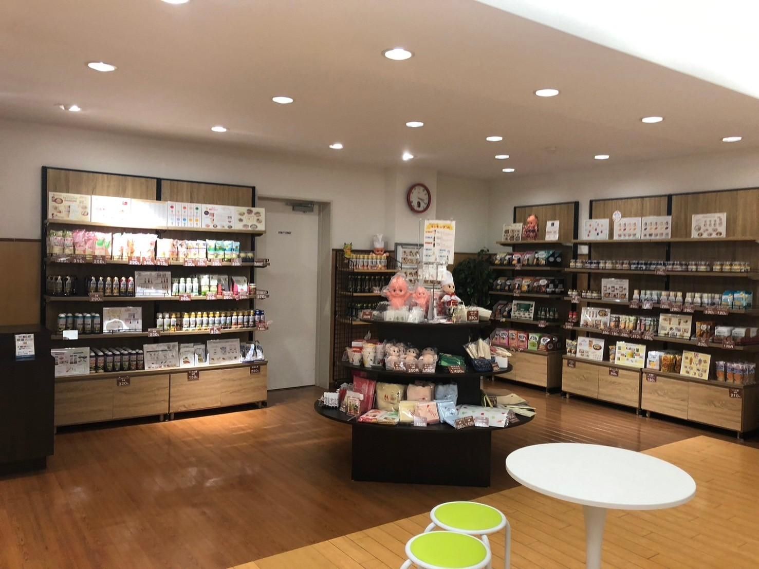 グッズが並ぶ売店も併設。見学者だけのお楽しみ（写真：筆者撮影）