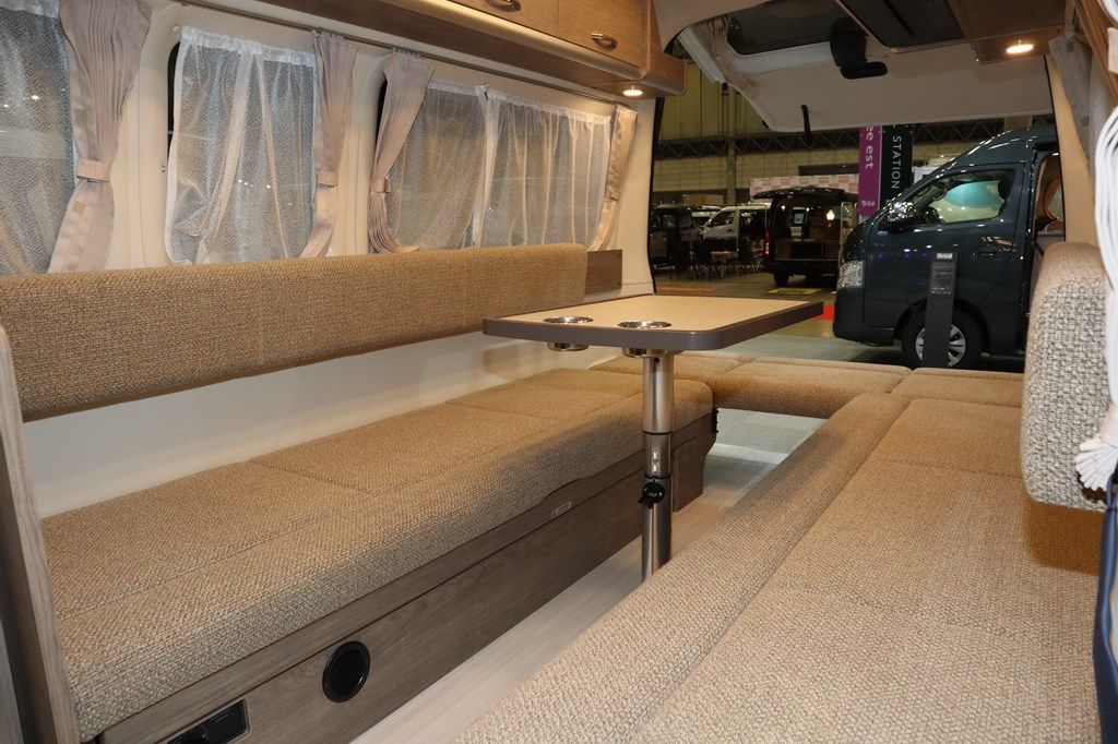 新型キャンピングカー「レクビィ プラスリビン」のオールシーズンタイプ（写真：筆者撮影）