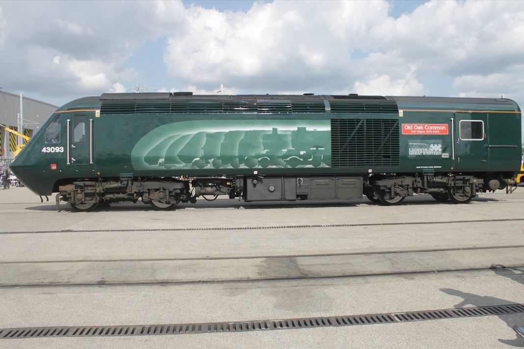 歴代車両のシルエットが描かれたHST用機関車＝2018年9月（筆者撮影）