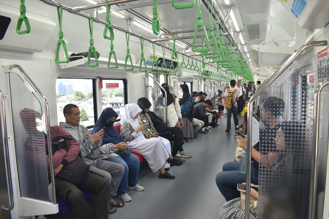 日本の通勤電車を思わせるCLI-225型の車内（筆者撮影）