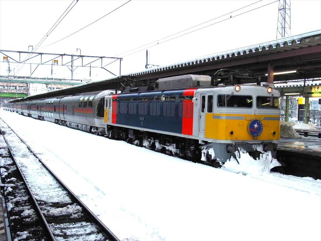 寝台特急「カシオペア」を牽引するEF81形。この際は吹雪の盛岡駅で立ち往生してしまった（撮影：南正時）