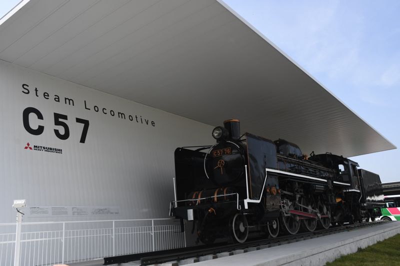三菱重工三原製作所和田沖工場に展示されているSL車両（記者撮影）