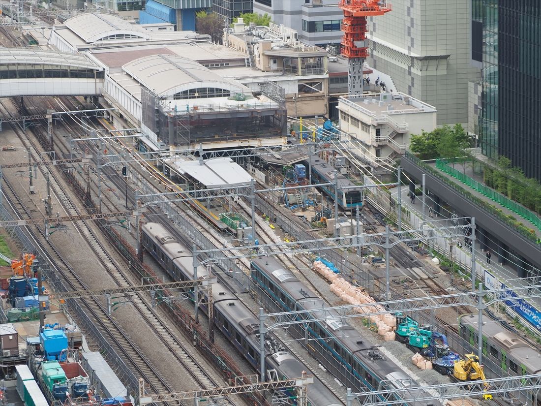 田町駅の全景。1日中多数の電車が行き交う（記者撮影）