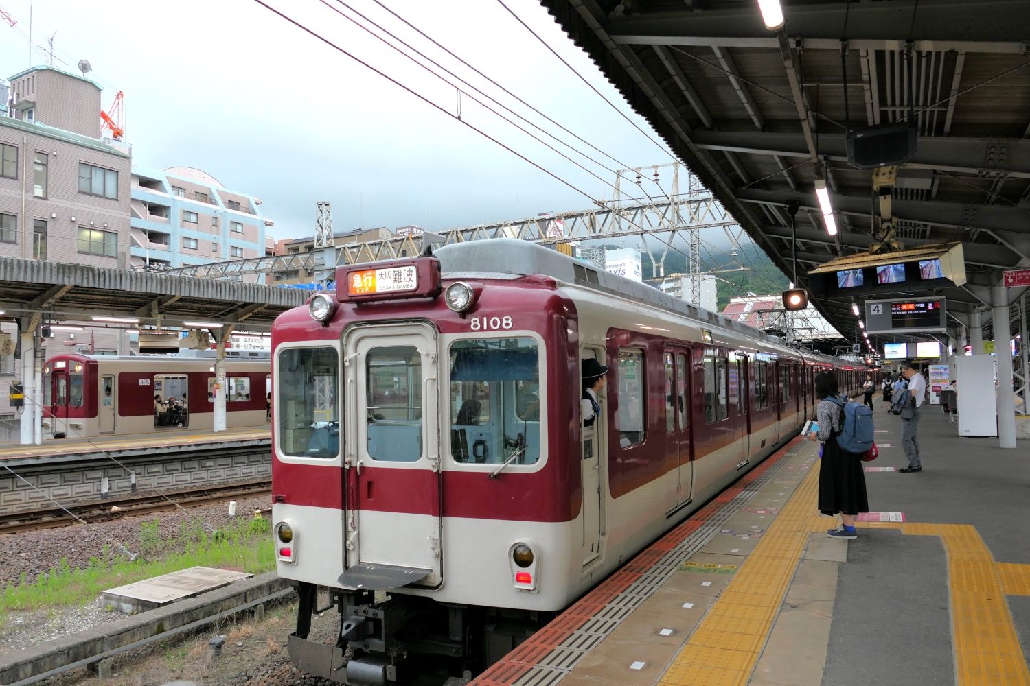 ホーム東端からみた奈良線（手前）と生駒線の電車（記者撮影）