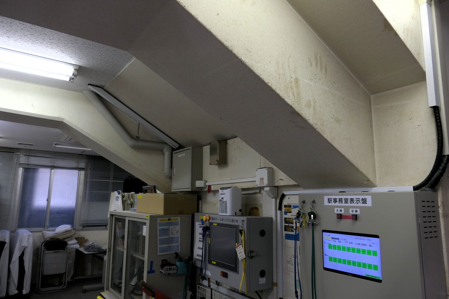 ホームへの階段があるため斜めになった天井。その奥には…（記者撮影）