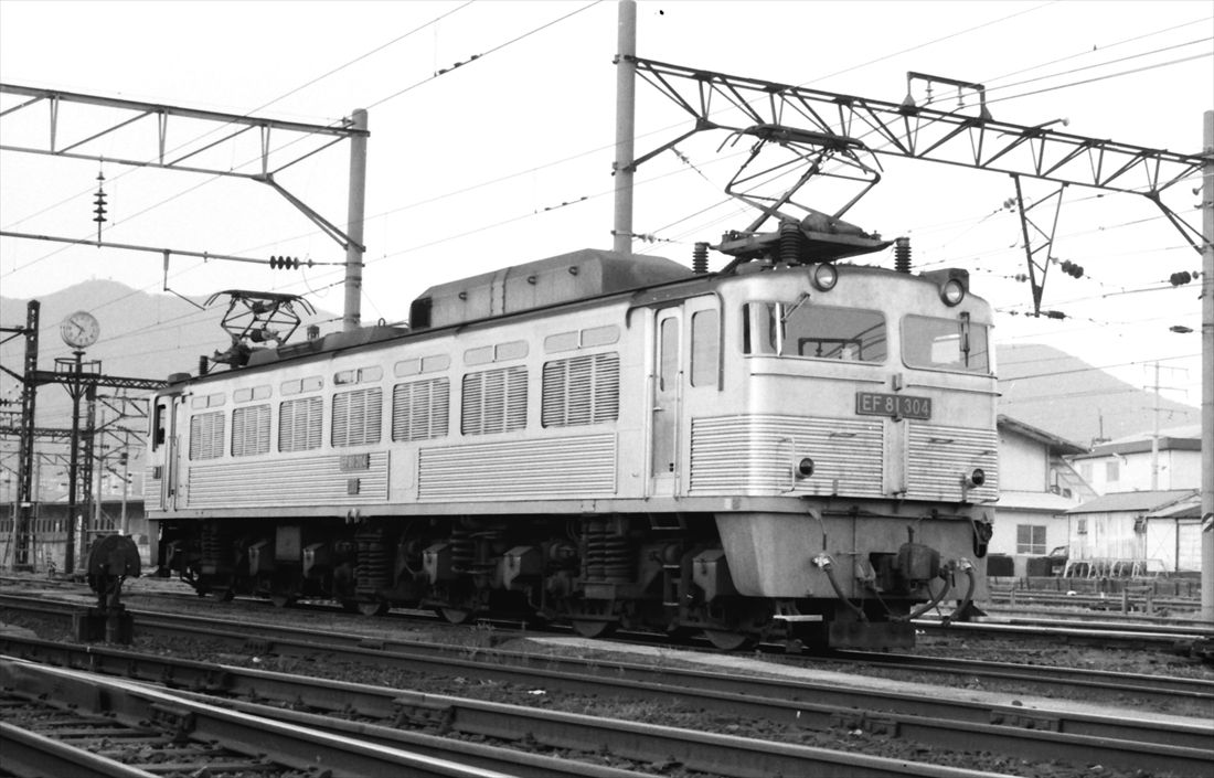 関門トンネル区間用として海水による腐食防止のためステンレス製の車体となったEF81形300番台（撮影：南正時）