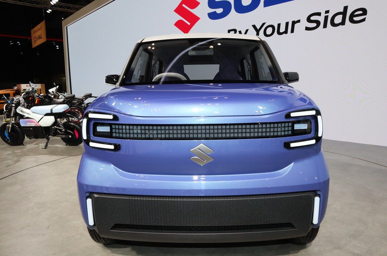 スズキ「ビジョンe-スカイ」（筆者撮影）