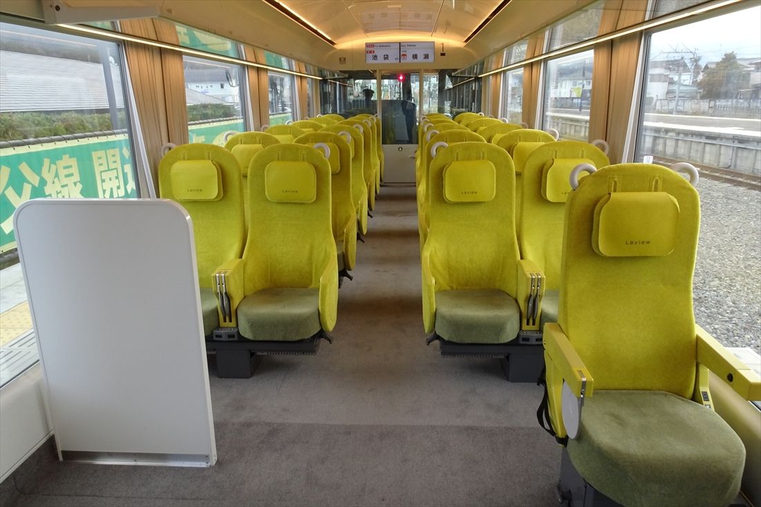 黄色を基調とした「ラビュー」の室内（撮影：南正時）