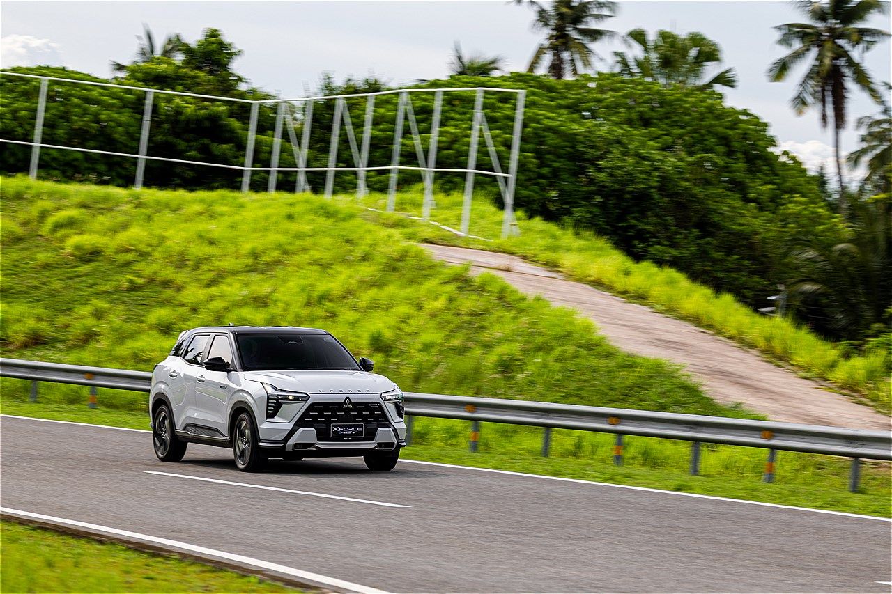 三菱の新型SUV「エクスフォースHEV」（筆者撮影）