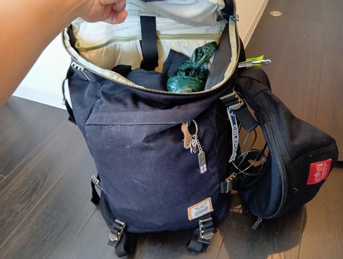 すべてバッグに入れるとこんな感じ。まだスペースに余裕があるが、ここには現地で配る用のバラまき土産を入れたり、お土産を持ち帰るためのスペースに使っている（筆者撮影）