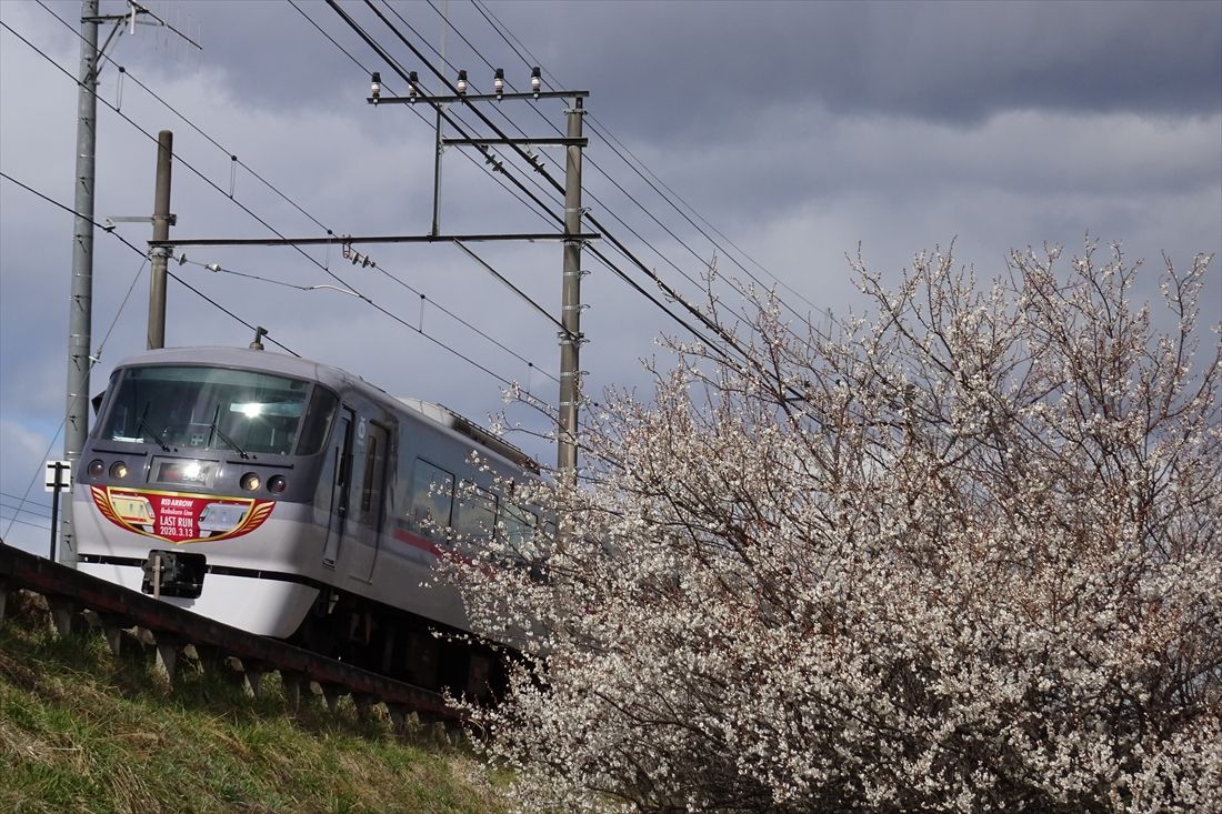 10000系ニューレッドアローは新型特急001系「Laview（ラビュー）」への置き換えで池袋線・西武秩父線からは2020年に姿を消した。ラストランのヘッドマークを付けた姿（撮影：南正時）