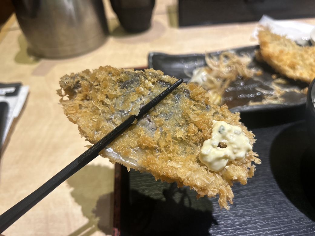 1150円の「“生”あじフライ定食」②（筆者撮影）