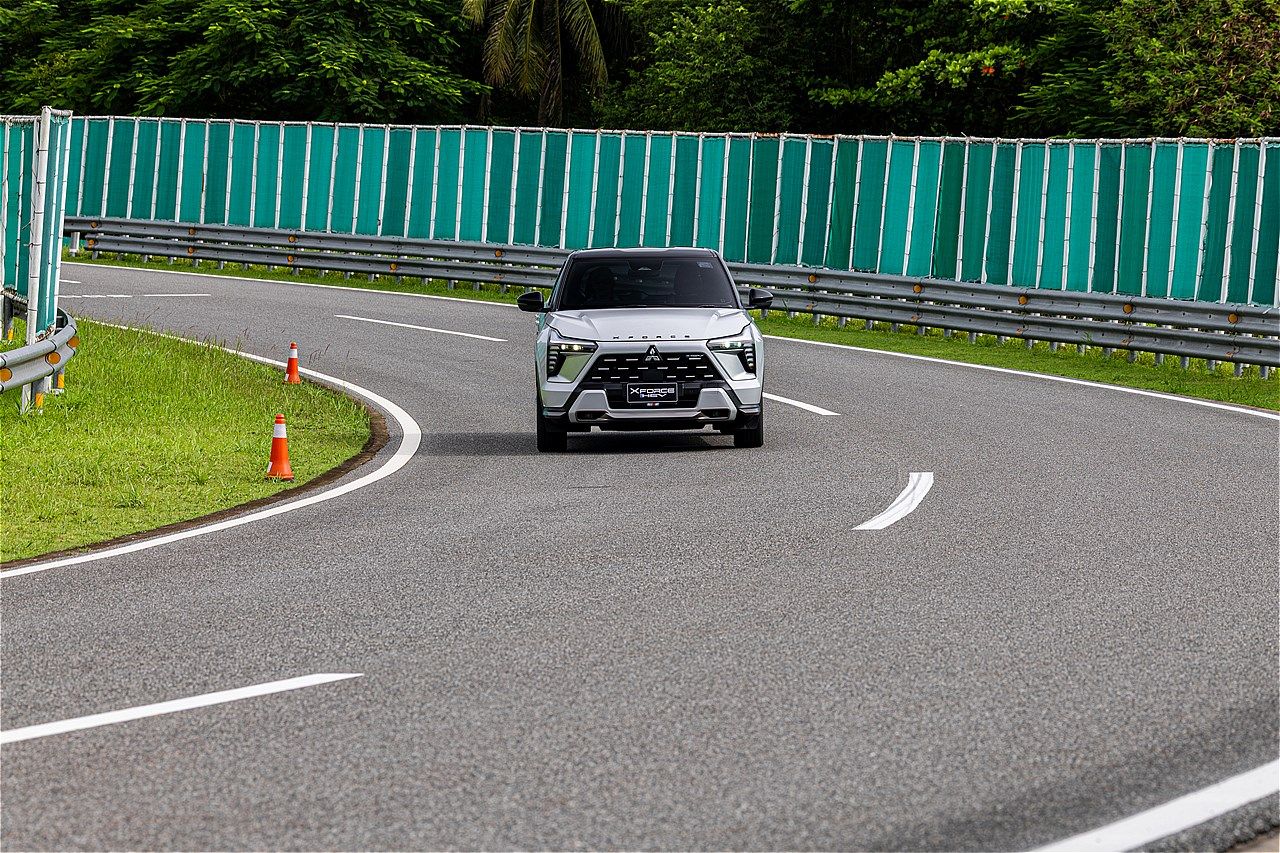 三菱の新型SUV「エクスフォースHEV」（筆者撮影）