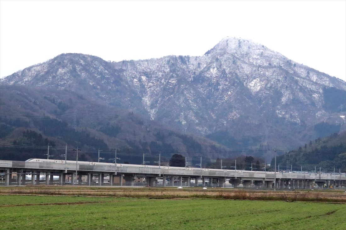 60年後、ふるさとで迎えた新幹線。日野山と北陸新幹線の試運転列車 北陸新幹線 敦賀―越前たけふ 2024年2月（撮影：南正時）