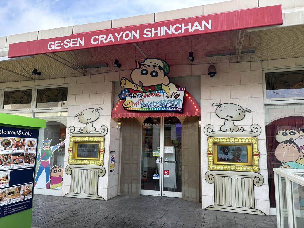 クレヨンしんちゃんゆかりの街らしく、ゲームコーナーがフロアの中心を占める（写真：筆者撮影）