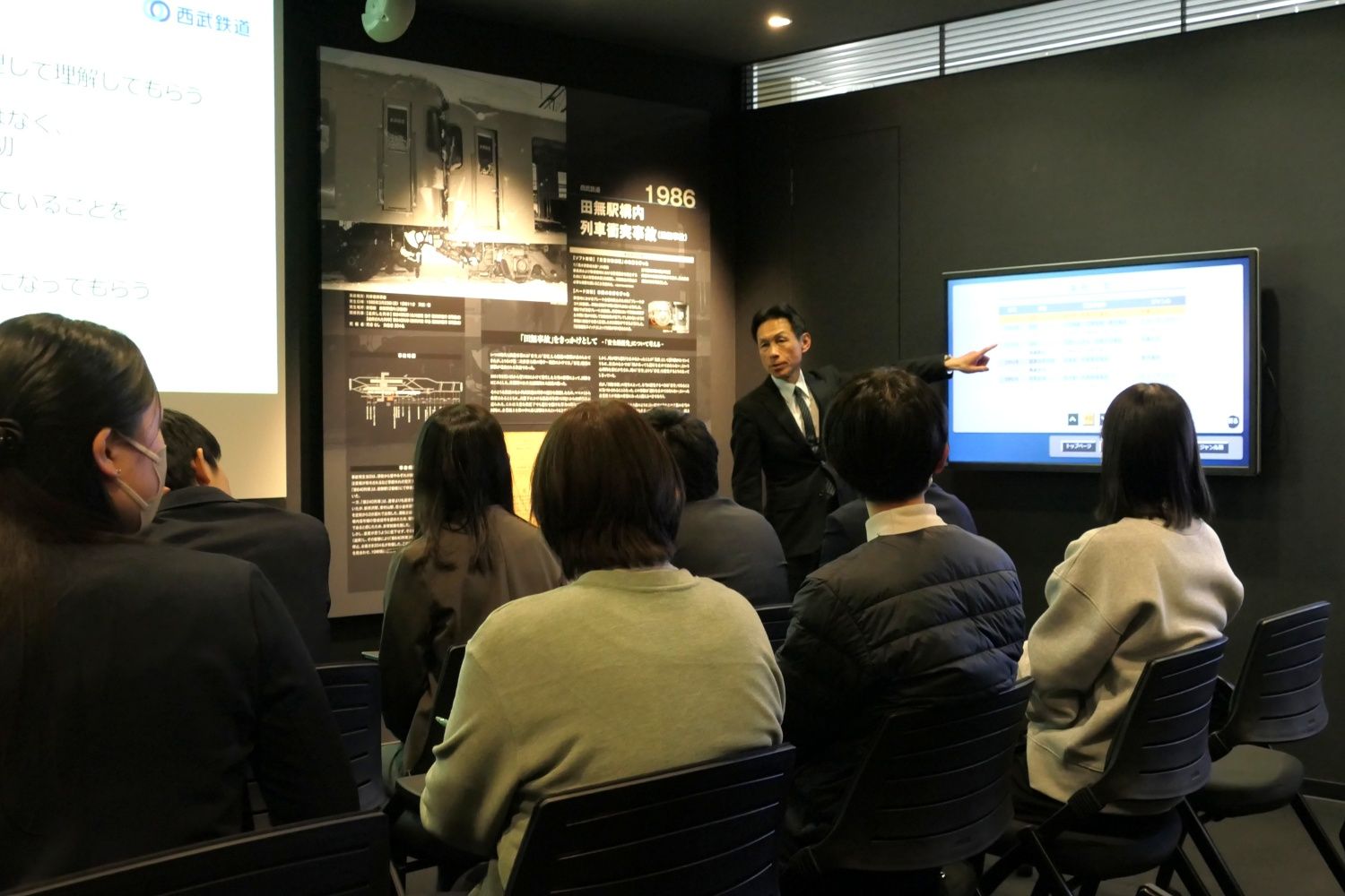 西武鉄道のすべての役員・社員約3600人が学習プログラムを受ける（記者撮影）