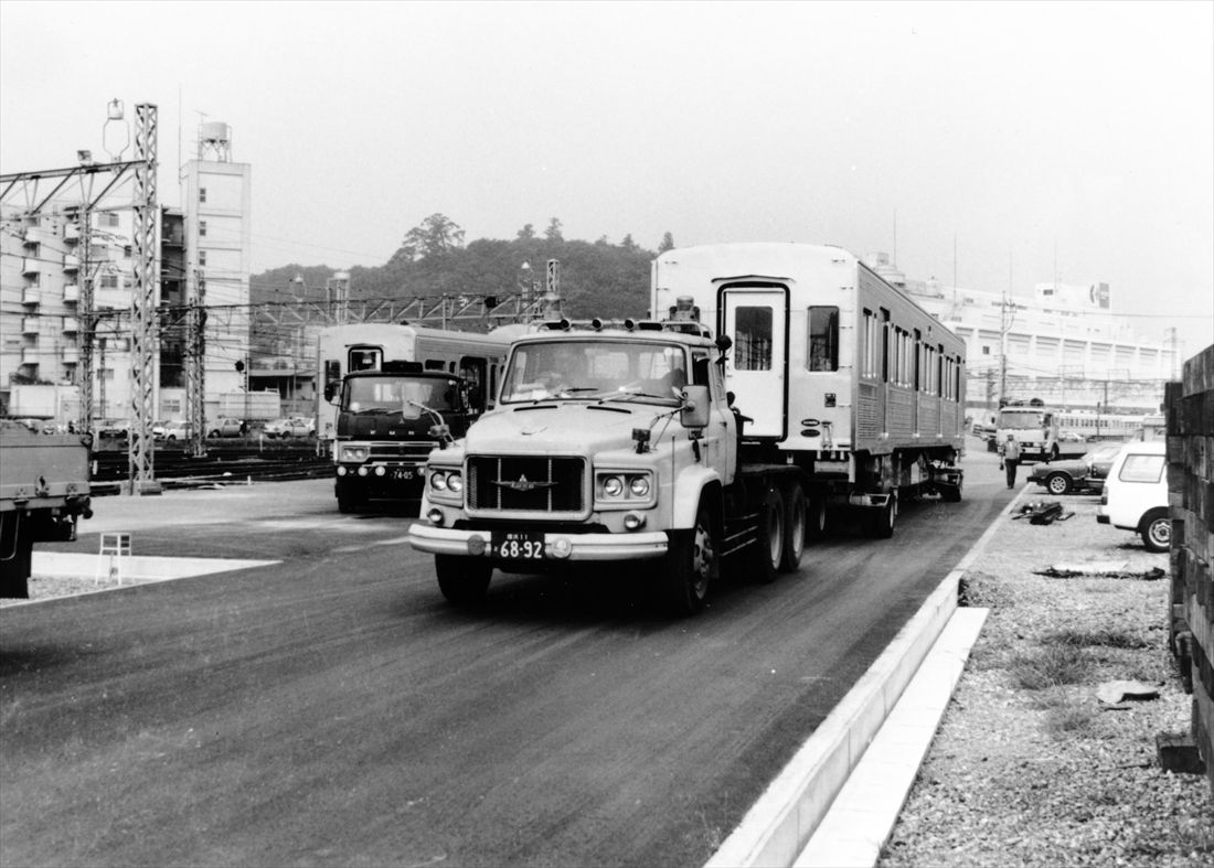 完成した7000系の搬入。高幡不動検車区にトレーラーで輸送した車体が到着＝1984年（写真：京王電鉄）