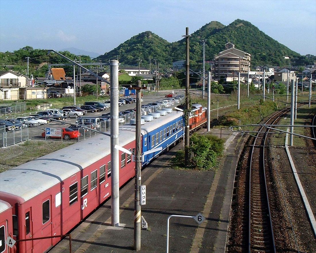 筑豊本線でもDD51形は活躍した。飯塚駅を発車する12系と50系客車を連ねた普通列車（撮影：南正時）