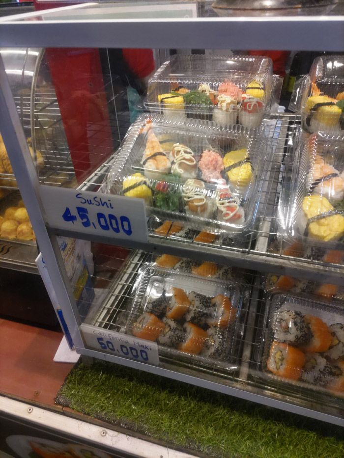 東南アジアのラオスの屋台で見つけた寿司。面白そうだとは思ったけれど、ごめんなさい。私には食べる勇気がありませんでした（写真：筆者撮影）