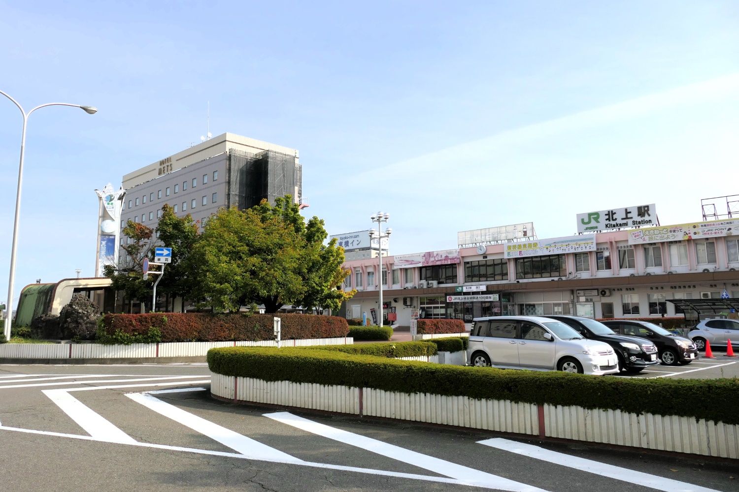 北上駅西口の駅前広場（記者撮影）