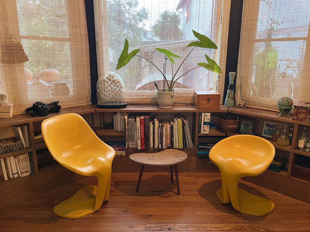 サンルームには、大型の画集が並んでいる（筆者撮影）