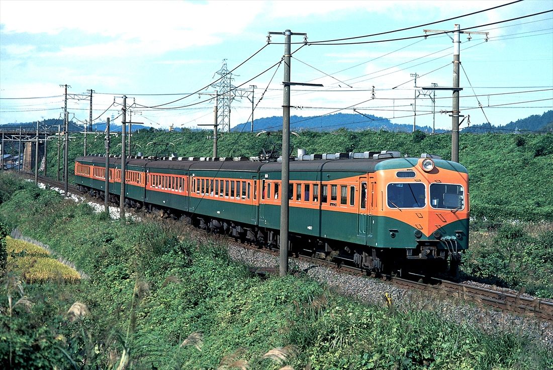 関ケ原付近を走る80系。かつて準急「比叡」として走っていた時代を思い起こさせる姿だ（撮影：南正時）