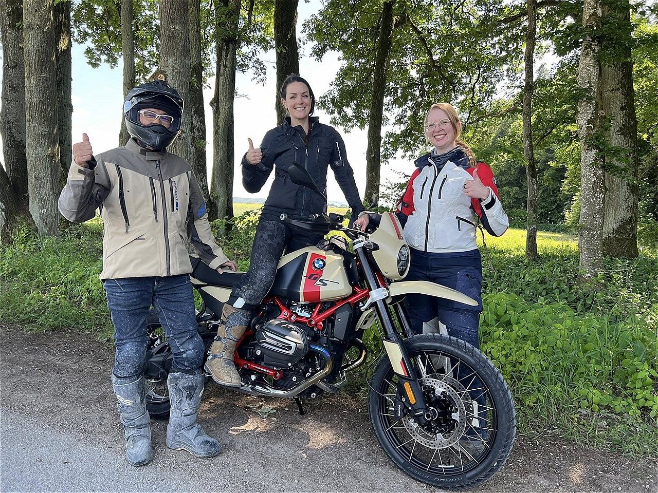 BMW本社でR12 G/Sのプロダクトマネージャーを務めたアンナさん（右）と広報担当のジュリアンさん（中央）。女性が最前線で活躍する会社は元気がいい。しかも2人ともライディングはエキスパートレベル！（写真：BMW MOTORRAD）