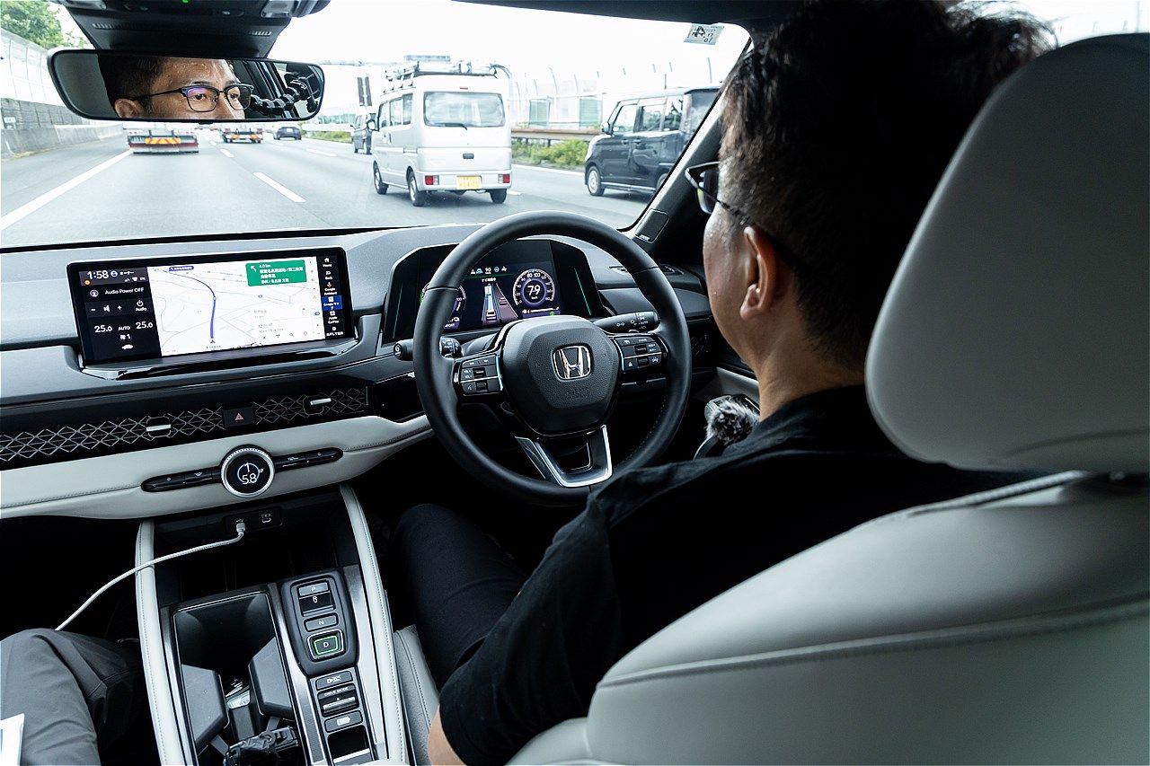 ホンダ量販モデル初のハンズオフ機能を搭載した「アコード e:HEV Honda SENSING 360＋」（写真：三木 宏章）