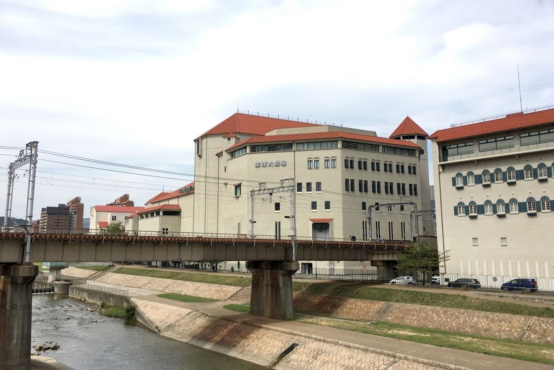 宝塚歌劇団の本拠地、宝塚大劇場と阪急今津線の鉄橋（編集部撮影）